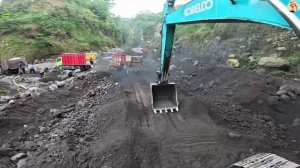 Строительство, экскаватор копает песок