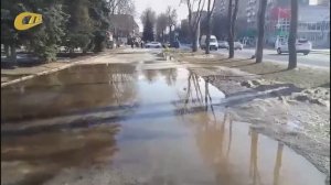 ЖИТЕЛЬ ЖЕЛЕЗНОГОРСКА В ОЧЕРЕДНОЙ РАЗ ОБРАТИЛ ВНИМАНИЕ НА ОГРОМНУЮ ЛУЖУ ПЕРЕД ЗДАНИЕМ АДМИНИСТРАЦИИ