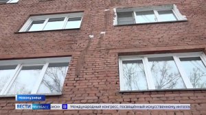 Ремонту не подлежит: в аварийном доме в Новокузнецке обрушилась часть стены