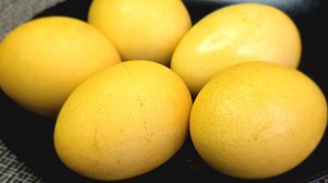 Яйца крашенные куркумой.