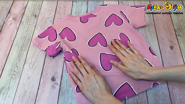Футболка Lanson Kids хлопковая с прямым кроем и принтом розовых сердец светло-розовая - видео