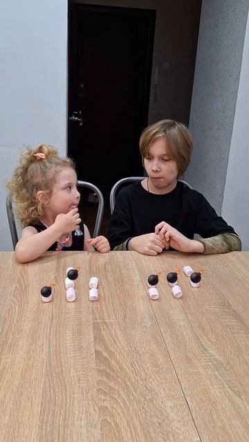 Первый раз в такое играем

#муравьевы #семьяблогеров #игра #дети