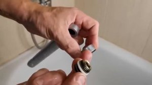 Течёт излив гусак смесителя в ванной прямо из-под гайки Решение проблемы