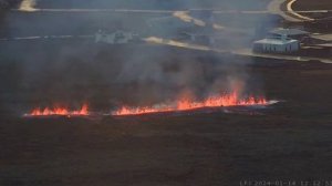 Новая вулканическая трещина открылась в 50 метрах от домов в Гриндавике.