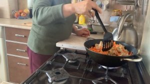 Тружусь на кухне, готовлю плов. Разговор ни о чем.