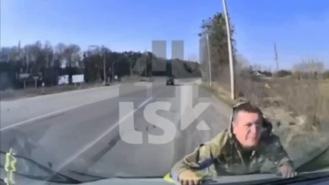 В Луцке мужчина прокатил сотрудника ТЦК на капоте, — СМИ.
Сотрудники ТЦК на микроавтобусе перегороди