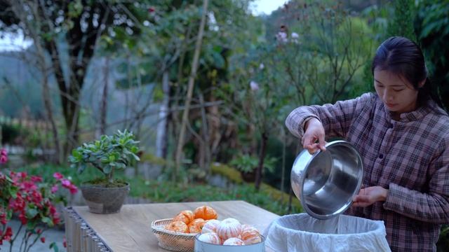 Китаянка готовит мандариновый мармелад