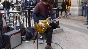 Лондон Великобритания уличный гитарист зажигает, уличное соло на гитаре