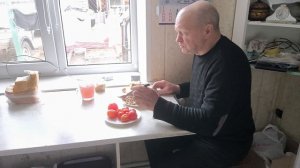 Петя на обеде.