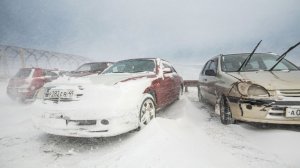 Сугробы заблокировали трассы. Десятки машин оказались в снежной ловушке в Магаданской области