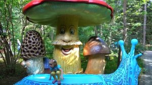 Настя и игрушечный друг Зума в парке Липриконов