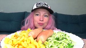 Мукбанг макароны с сосисками, салат капустно-огуречный. Еда вкуснота.