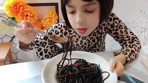 ем спагетти с чернилами каракатицы