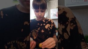 пробую необычный фрукт