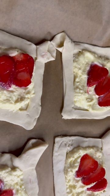 Слойки с клубникой