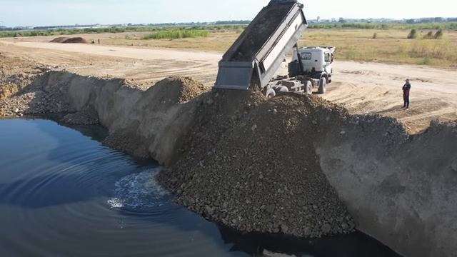 Incredible Skills Bulldozers to push the soil into the lake with trucks worked together to dump soil смотреть онлайн