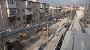 Подрядчик облицовывает подпорные стены на улице Адмирала Октябрьского