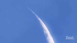 На Луне засняли группу гигантских НЛО которые быстро двигаются по ее поверхности