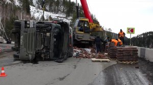 ПОД КРАСНОЯРСКОМ ОПРОКИНУЛАСЬ ФУРА С КИРПИЧАМИ.