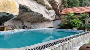 Бассейн прямо у дороги и под скалой!