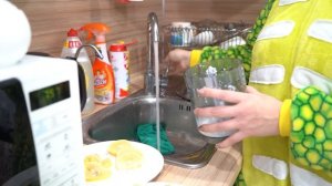 79 Ребенок мешает маме спать играет с воздушным шариком