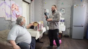 Опытные строители распаковывают новый инструмент для дома ПОДВАЛ ИЛЬИЧА