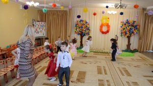 Скачет по полям, Илья