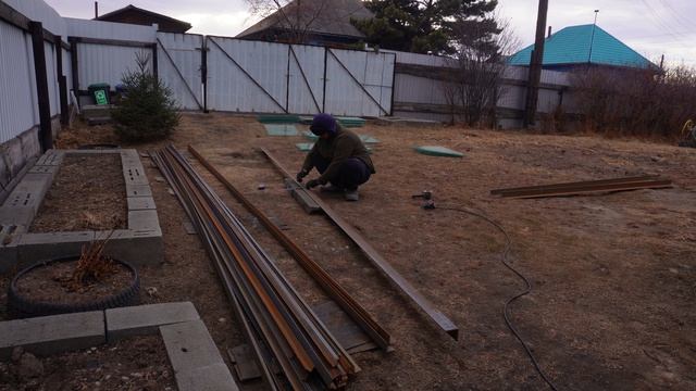 Работаю на улице Начал строить теплицу