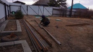 Работаю на улице Начал строить теплицу