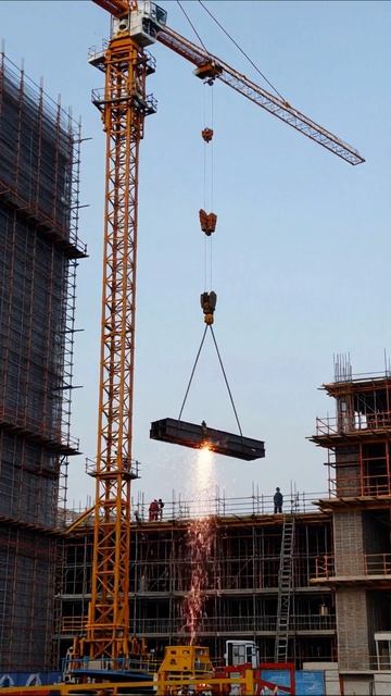 Строительство с использованием крана #строительство #кран #безопасность