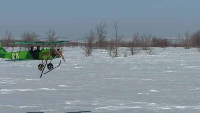 Обнимая небо крепкими руками... смотреть онлайн