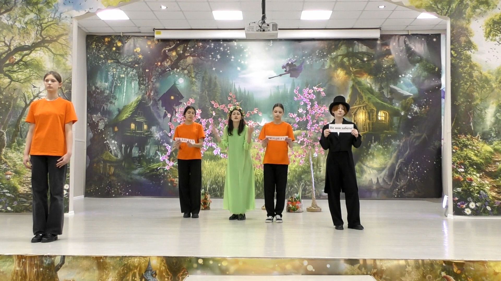 Агитбригада "ЭКОЛУЧ". Театрализованное выступление  "Айболит спешит на помощь!"