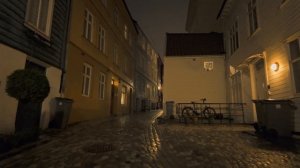 Ночной дождь в Бергене. Прогулка под ночным небом. Бинауральные звуки города для релаксации