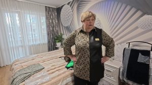 Выбираю для себя кофточки и брючки.  В старой квартире всем работа нашлась.