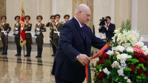 Александр Лукашенко почтил память корейских лидеров во дворце Солнца в Пхеньяне