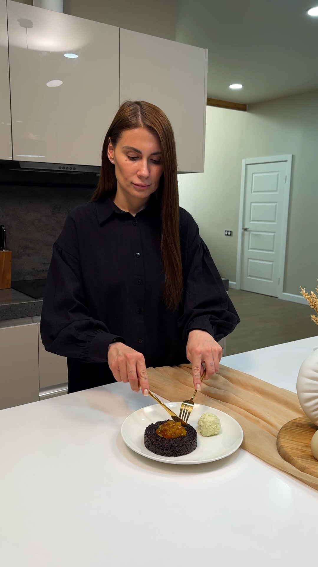 Черный рис-кейк с ананасом и кокосовым кремом