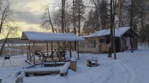 Выживалово по дикарю зимой на древнем озере Шайтанское. Часть 2 Переночевал с толпой в диком домике.