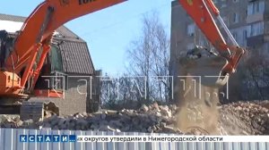 30‑метровую трубу котельной снесли посреди двора так, что машины лишь осыпало пылью