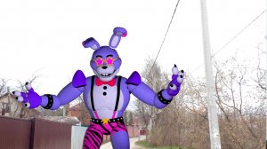 Аниматроник Roxy fnaf 9 на улицах города
