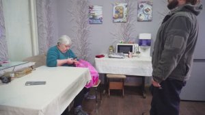 Почти пустые пакеты у пенсионерки с продуктами Труженики работаем в деревне ПОДВАЛ ИЛЬИЧА