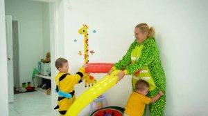 82 Ребенок играет с конструктором а мама  моет полы и опрокинула ведро