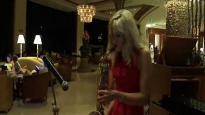 Девушка с саксофоном