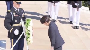 Премьер-министр Японии возложила цветы на могилу  пилота, сбросившего атомную бомбу на Нагасаки