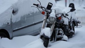 Тащил на себе: нелепый угон мотоцикла попал на десятки камер наблюдения