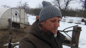 В магазин по грязи через поле а потом в теплицу.