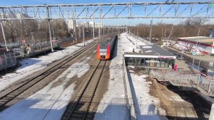 Весенние поезда на станции Бутово.