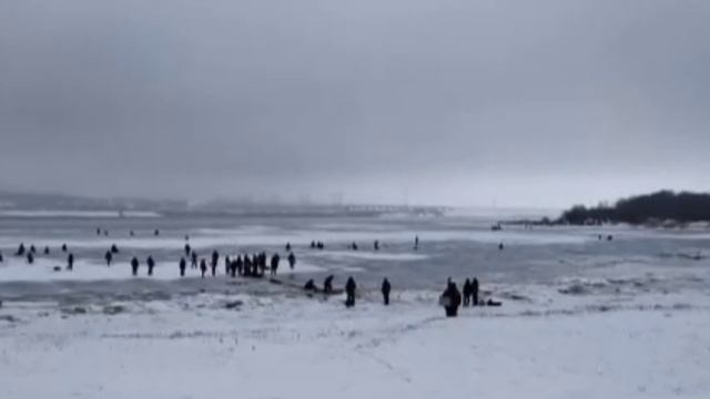 Выход рыбаков на берег с ковша.