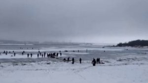 Выход рыбаков на берег с ковша.