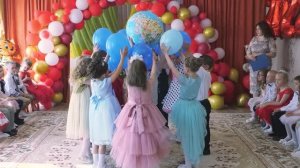 Красивый танец на выпускном в детском саду.