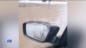 В Уфе на улице Мусы Джалиля образовался пруд из-за талых вод